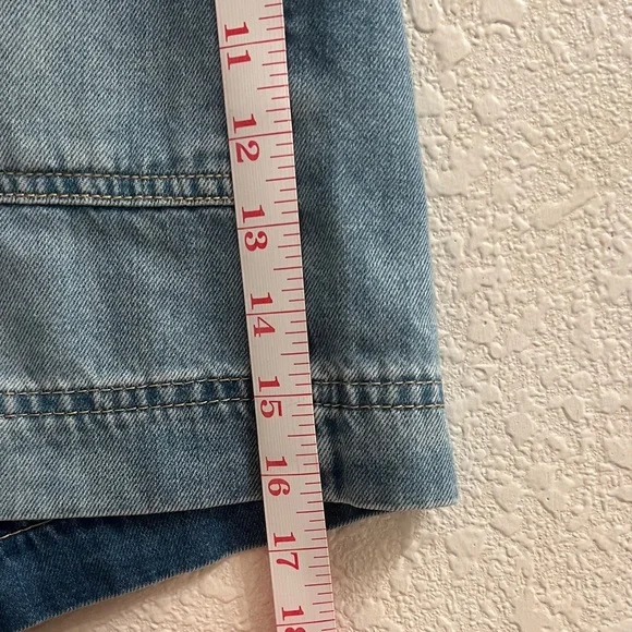 Old Navy Women's Classic Blue Jean Shorts - Picture 5 of 6